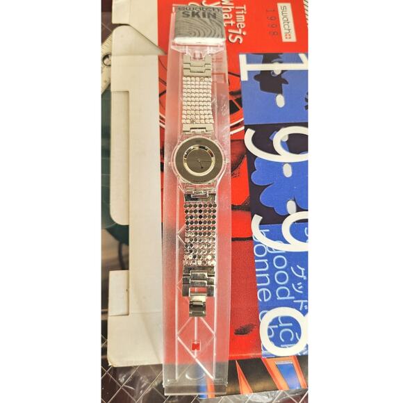 Swatch PAVED IN SILVER SFK103 1999 SKin Ultra thin watch New with new battery - Picture 9 of 10